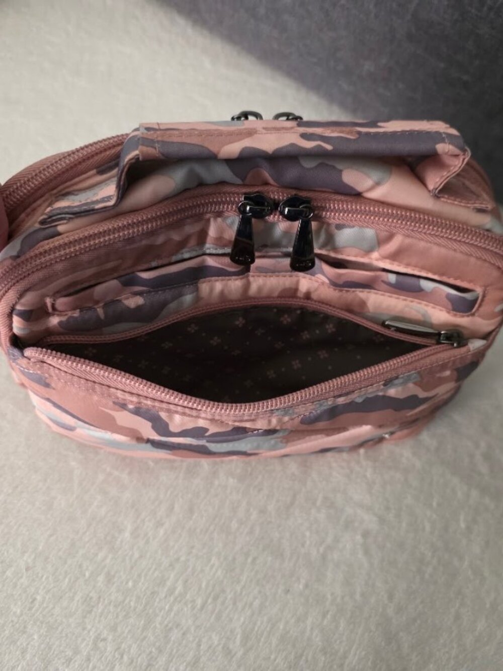 Lug CAMO ROSE Roundabout XL Crossbody - Picture 4 of 12